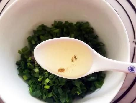  我家|烙饼用热水还是冷水？教你做法，烙饼放凉也不硬，我家隔三差五做