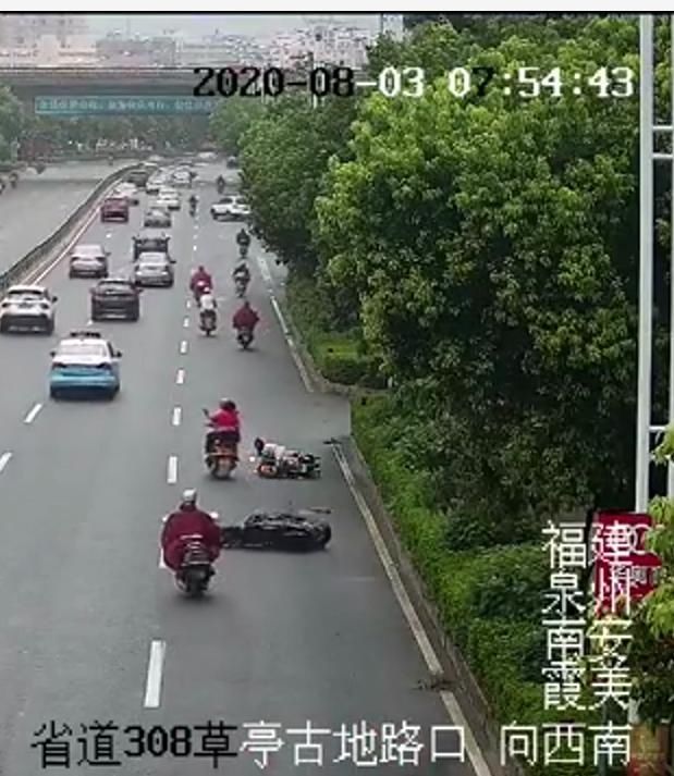  雨天|10分钟4辆电动车滑倒，雨天路滑注意安全