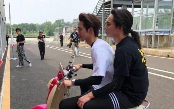 祝贺|王一博摔车尹正难过反问,你们欢呼什么?不愿意看到大家祝贺他