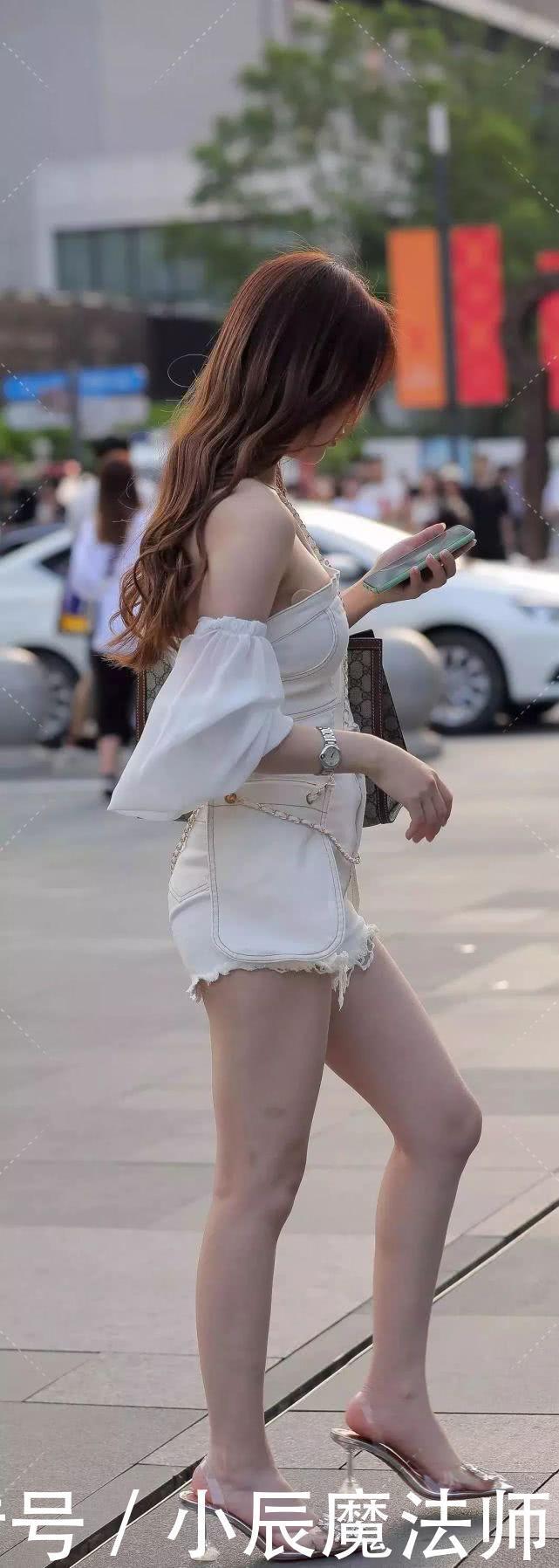 女士|小姐姐身穿短裤展露大长腿,都没注意到自己有点露吗?