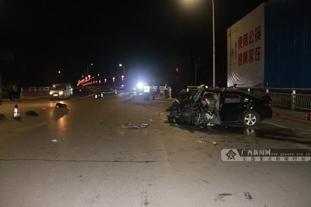  桂A牌号|痛心！广西3车深夜相撞致2死4伤 现场惨烈(组图)