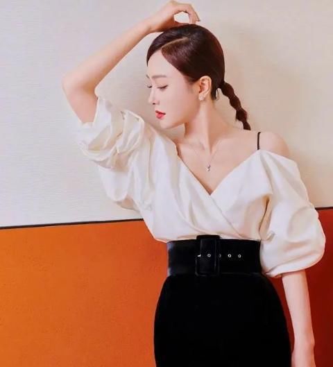  有种|有种“逆生长”叫秦岚, 穿黑白拼接裙优雅迷人, 一点不像70后
