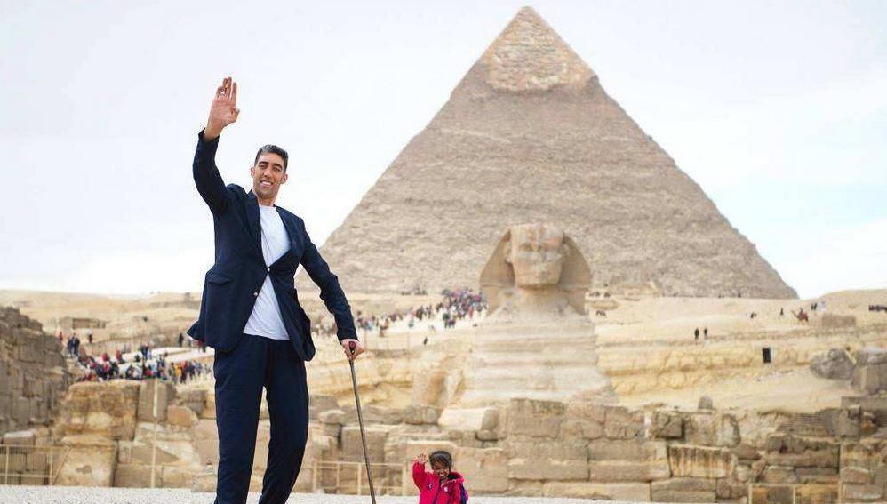 姚明|姚明站他旁边变1米7?世界第一巨人太高了,站着就能扣篮!