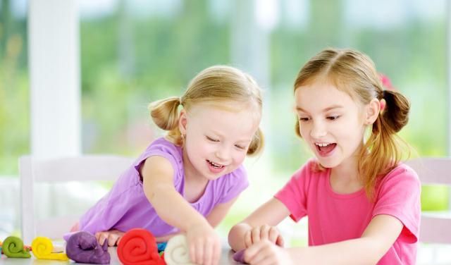 轻松|羡慕别人家孩子情商高?掌握培养四步法则,轻松养出“高情商娃”