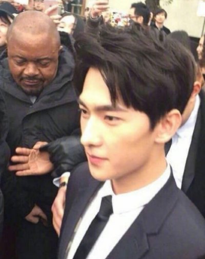  看起来|路人镜头下男星：鹿晗颜值逆生长，杨洋变身小奶狗，他几乎没变？