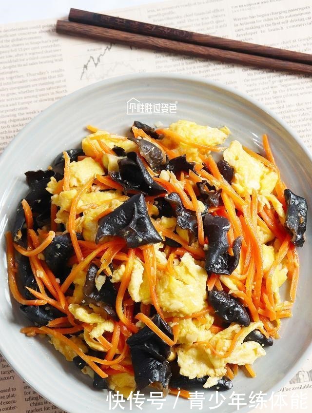 加点|炒鸡蛋时,直接下锅就错了,加点它一起炒,鸡蛋鲜嫩无腥味