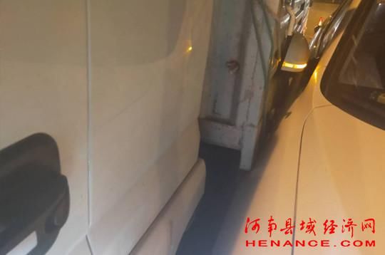  高速|高速收费站口两车互不相让，酿成事故还得处罚