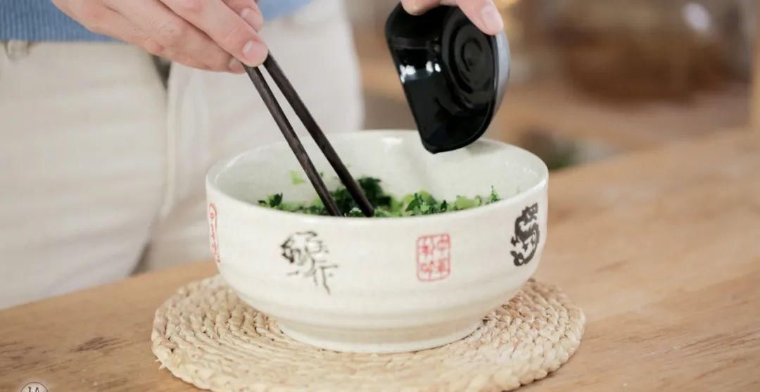  面粉|皮薄馅厚，内在鲜美的柳叶素菜包，热腾腾的来上一笼可好？