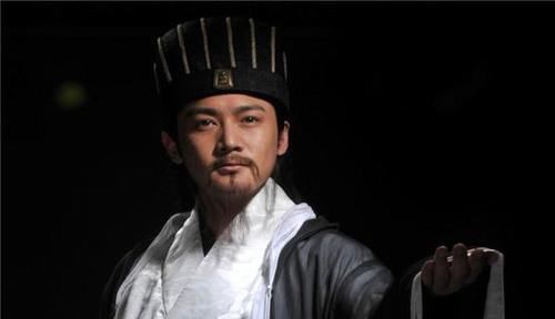  毁于|何炅出道25年，1条交际潜规则受益匪浅：再优秀的人都毁于这件事