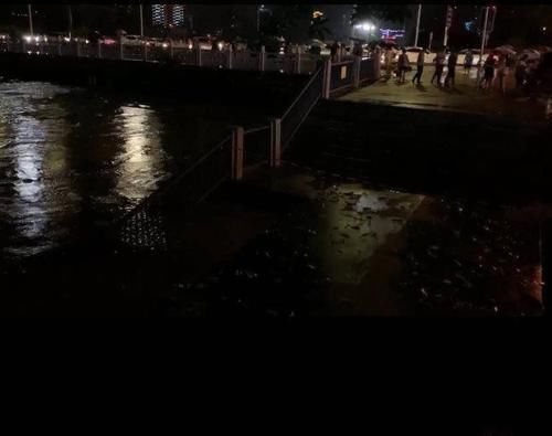  警戒线|一线直击｜金堂桥头拉起警戒线 消防冲锋舟到位