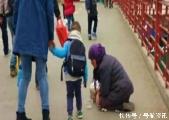好心|老人清晨跪地乞讨，一好心姑娘送了袋吃的，她转身将其丢进垃圾桶