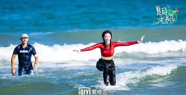 年轻人|从早浪到晚的《夏日冲浪店》，如何拉拢年轻人的心？