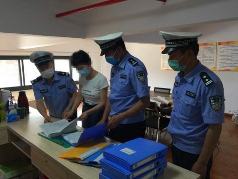  武汉|治标更要治本 武汉交警追查超载车辆背后源头