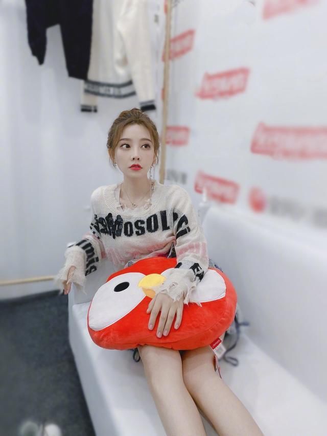  参加|提莫参加综艺和刘维调侃，尽显一线歌手风范，颜值高实力强惹人爱