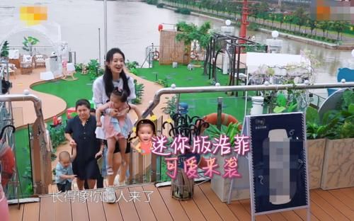  脱口|赵丽颖抱来神似李浩菲的小孩，谁注意她脱口的评价？懂了何炅的眼光！