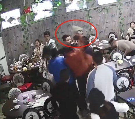  魔鬼|“冲动是魔鬼”，因长得像朋友而引斗殴，1男子拿起酒瓶就砸头