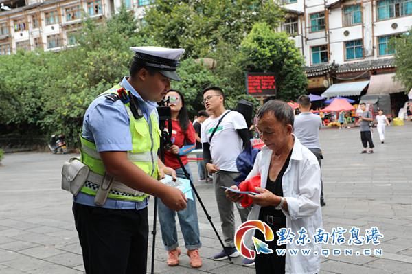  雷山|雷山：交警借机赶集之时宣传“一盔一带”