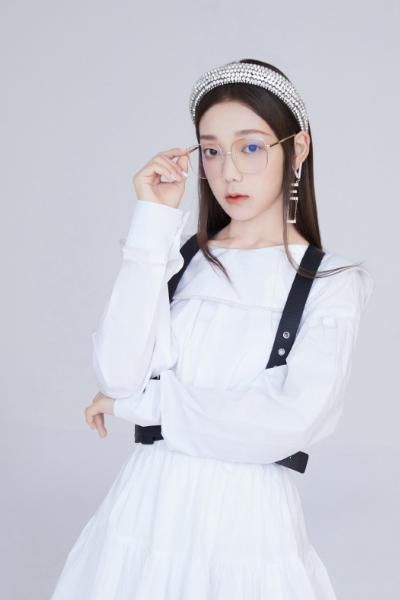  变化|硬糖少女直播间无修生图，失去创造营滤镜后，颜值变化很明显