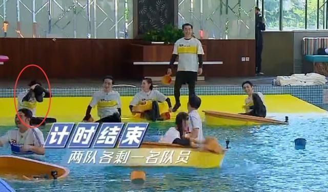 戴假发|《奔跑吧》唯一全程戴假发的嘉宾,中途不小心掉到水里,观众看懵