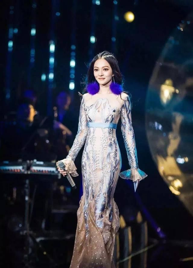  草帽|张韶涵穿“露脐装”美出新高，看到毛球草帽那刻：是小仙女转世吧