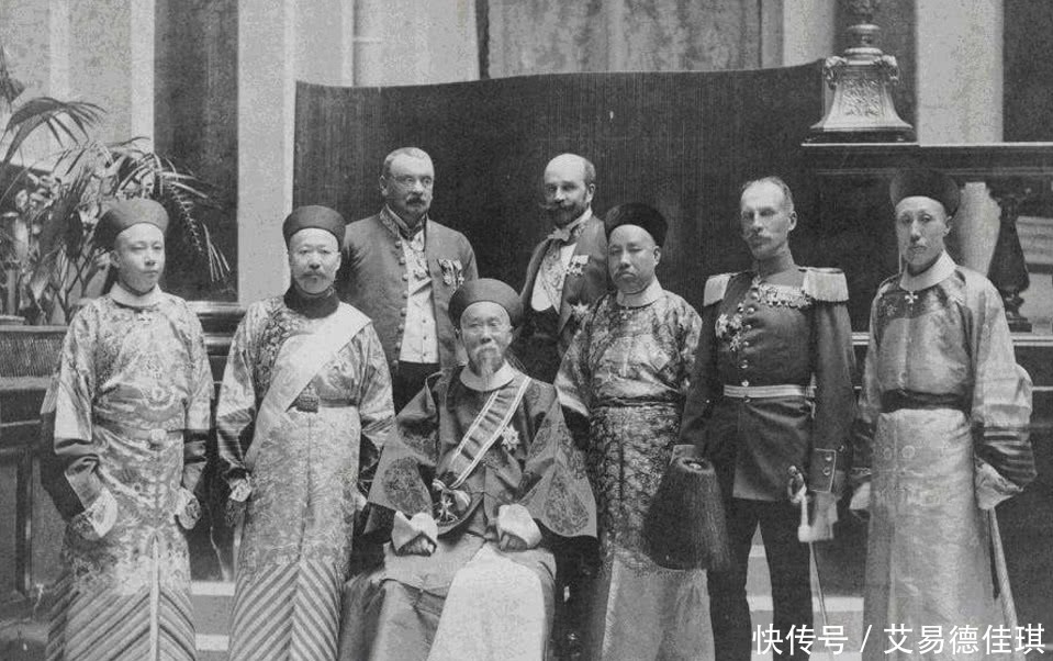 外国|李鸿章出访外国,看到英国人用刀叉笨拙的吃鸡,李鸿章直接开撕