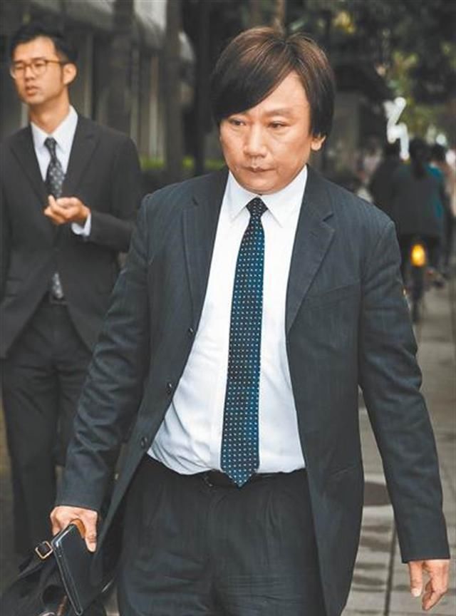  女造型师|男星性侵8女被判四年，百位受害者曝光包括未成年，狼狈现身法院