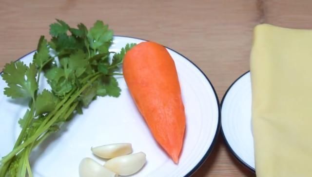  下酒|菠菜不做汤，简单方便，这样吃下酒比肉还香