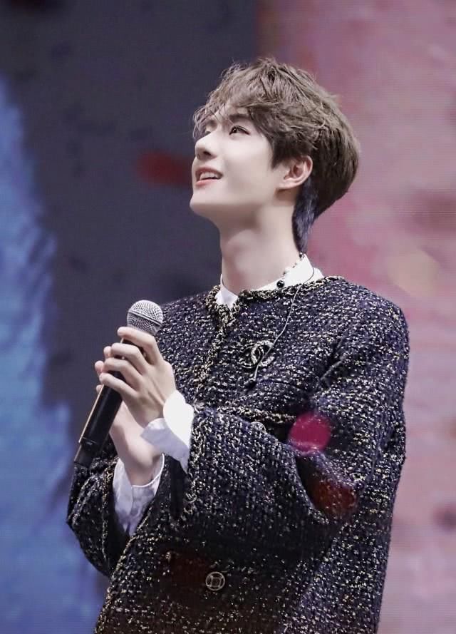  直播|王一博身体亮红灯舞台上偷偷咳嗽强撑录节目，气色差到引人担忧