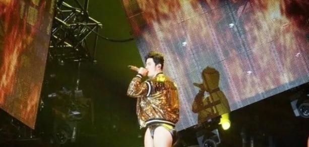 王俊凯|有一种“不敢看”叫做位错照片,孟美岐王俊凯什么都没有