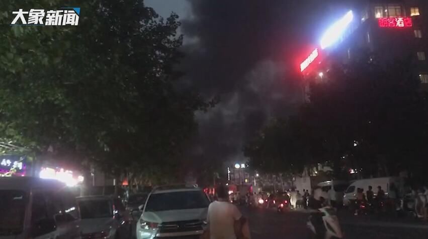  浓烟滚滚|浓烟滚滚！郑州一仓库突发火灾，十几辆消防车赴现场灭火