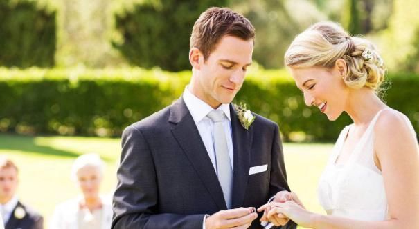 误认为|“高颜值岳父”走红，新娘父亲被误认为新郎，新娘：这是我亲爸