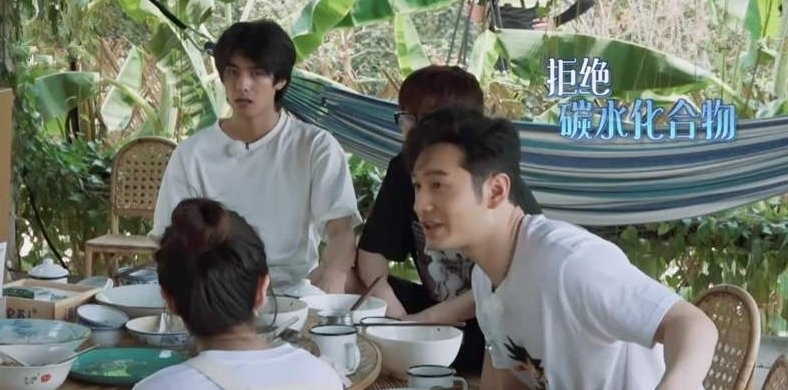 食物|他没有吃黄磊自己做的食物,故意让何炅淋湿,黄晓明在有没有耍大牌?