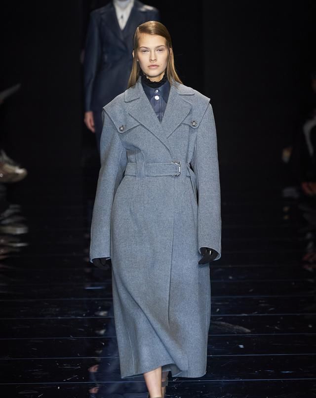  身姿|Sportmax展现女性妙曼身姿略带甜美感的剪裁与不对称美学打破刻板