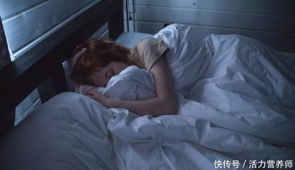 睡姿影响健康最佳睡姿你知道吗(晚上睡觉经常用“投降式睡姿”，弊处大于利处？哪种睡姿最健康？)