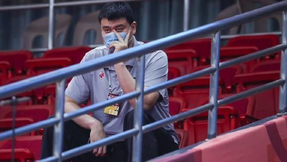  再度|真不省心！常规赛收官姚明再度现身球馆，手托下巴陷入沉思太操劳