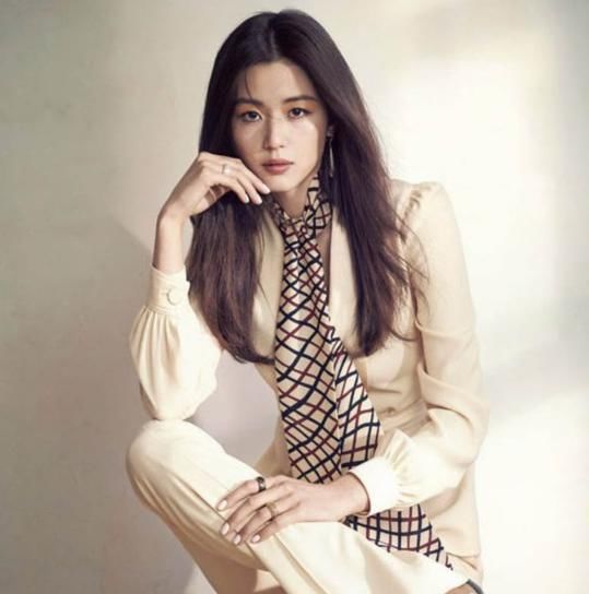  全智贤|“野蛮女友”全智贤强势出场 小格子西装搭配出大风范 太“帅”了