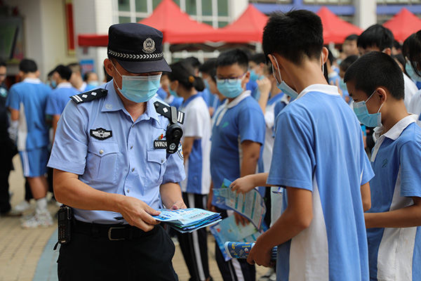 进校园|深圳坪山进校园开展禁毒宣传