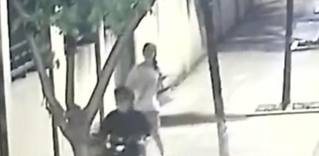 路上|女子走在路上遛狗,却突然遭遇“咸猪手”,男子得手后扬长而去