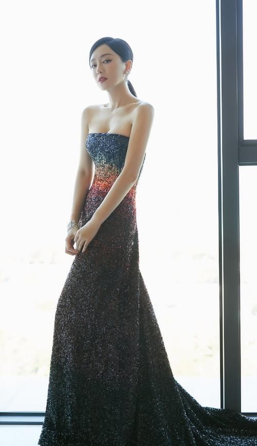  气质|41岁秦岚近照曝光，如今的她褪去保守，气质热辣奔放，妩媚迷人