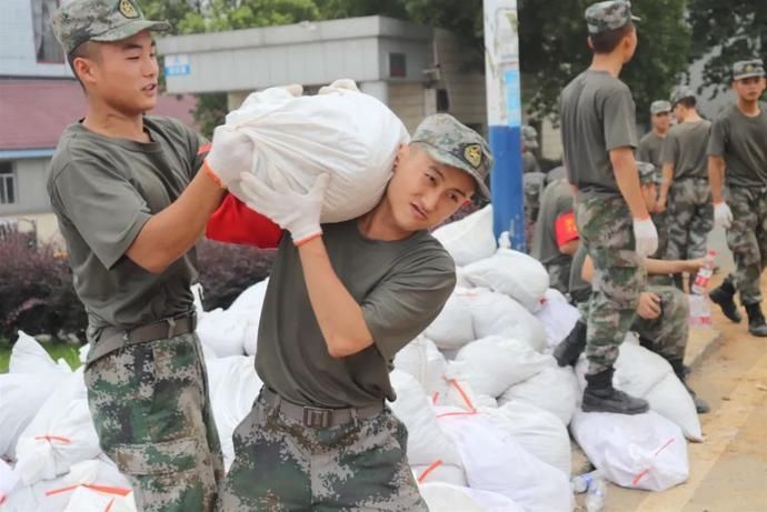  勇士|这，就是抗洪勇士们的肩膀，坚如铁、硬如钢！