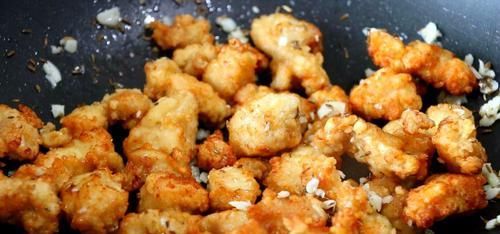  不腻|教你鸡胸肉最香的做法，外皮酥脆，肉嫩不柴，怎么吃都吃不腻