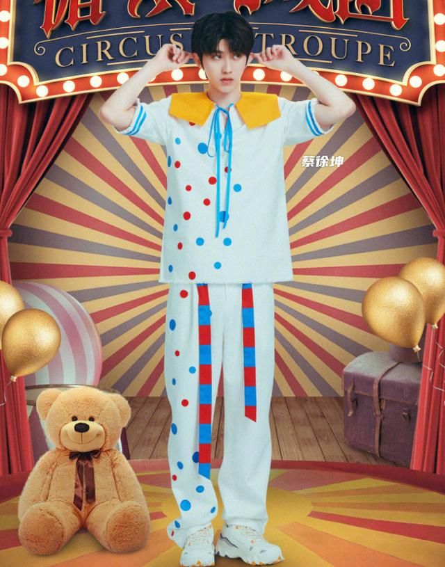  海报|《奔跑吧》官宣新海报，蔡徐坤双手扯耳可爱，我被吴谨言的腿吸引