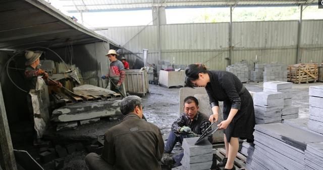 图片来自|丈夫打牌输光千万家产，她携俩女儿净身出户，把石头生意做到国外