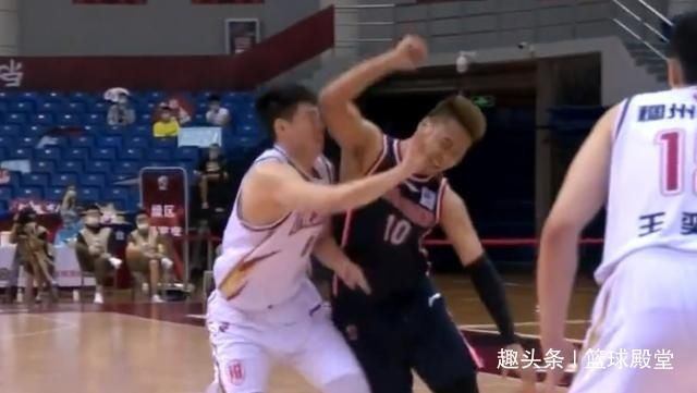  面对|面对凶狠防守，赵睿肘击回应，阿联杜锋无奈，谁注意到赵睿解释？