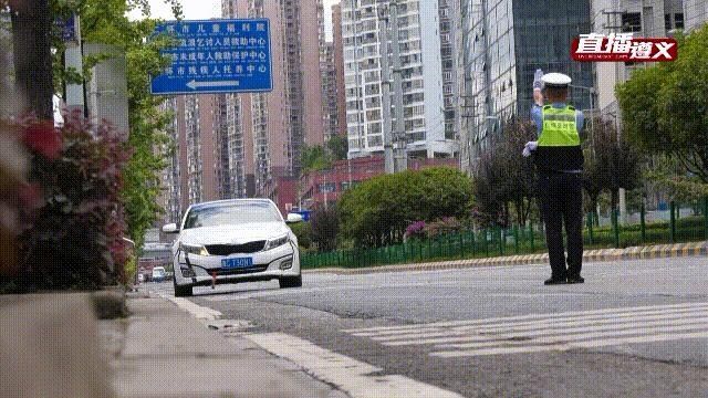  遵义|想凉快凉快，遵义两男子坐上车顶吹起风，交警：罚！