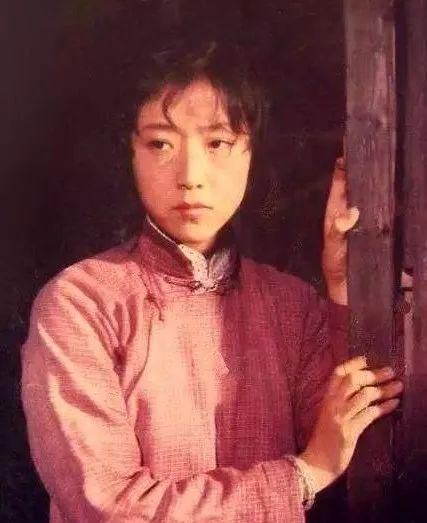  出门|70岁斯琴高娃曾遭8年家暴，如今出门靠轮椅