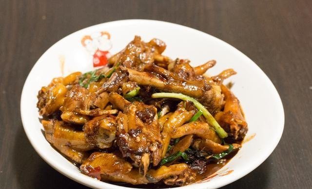 吃饭|周末亲戚来家里吃饭,弟媳下厨做了11道菜,大伙吃了一锅米饭