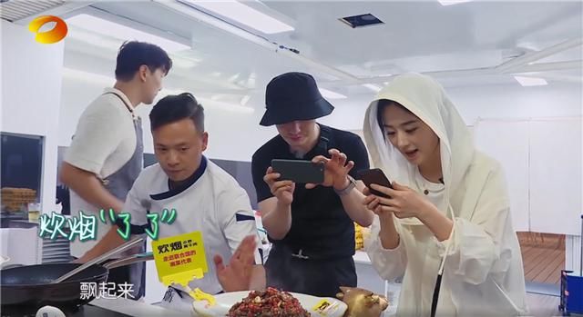  赵丽颖|《中餐厅》赵丽颖首秀厨艺，获林大厨点赞，冯绍峰赚大了