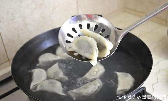  下锅|煮冻饺子时，最忌水开下锅，记住3点，鲜香不破皮和现包的一样