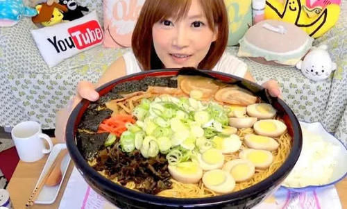 播有|大胃王吃播有多假火锅底料是面包,吃的龙虾都是塑料做的